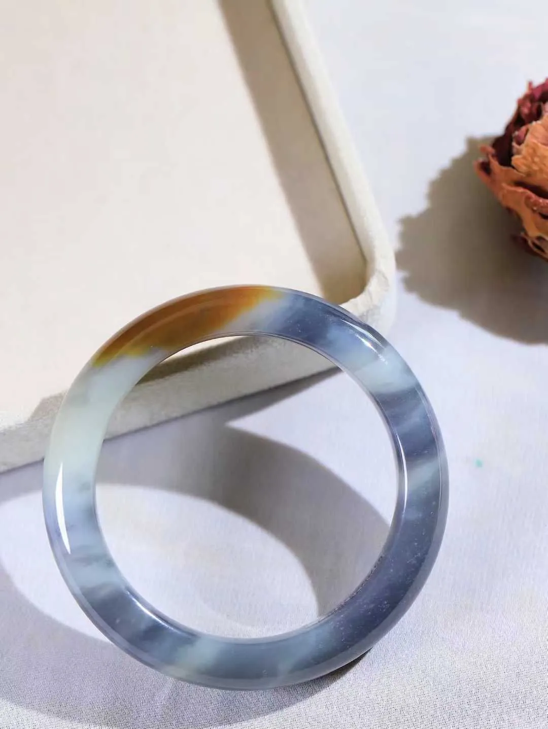 【籽.水墨风情.手镯】

新疆和田籽料青花手镯 玉质细腻饱满，镯型大气，脂感油润。青花晕染轻淌，让人迷醉其中，就如身在云雾飘渺的群山之中，雾气升腾～重64.8克 尺寸57-12.7-9.8mm FDA-771121400