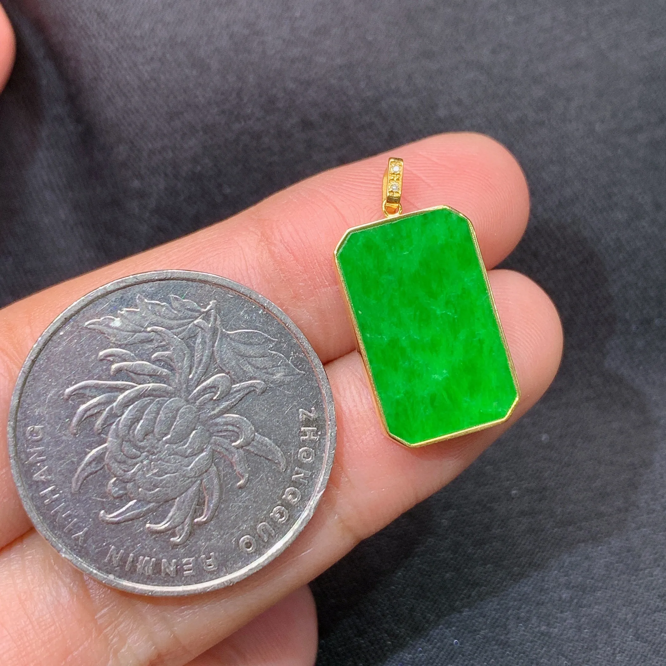 冰飘绿无事牌吊坠，18k金镶嵌，冰润色阳，玉质细腻，种水足，整体尺寸22*11*2