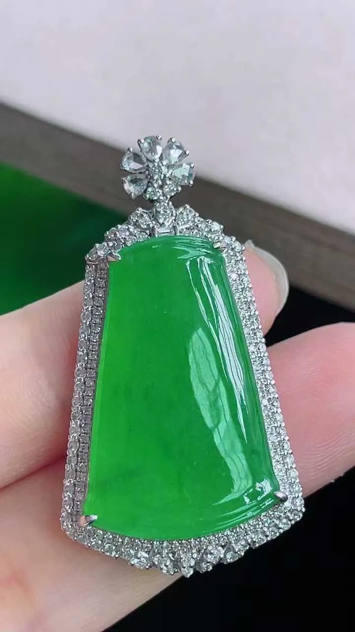 【翡翠名称】18k金豪华镶冰阳绿无事牌吊坠
【翡翠尺寸】含金39.4/21.3/8.3mm
【翡翠描