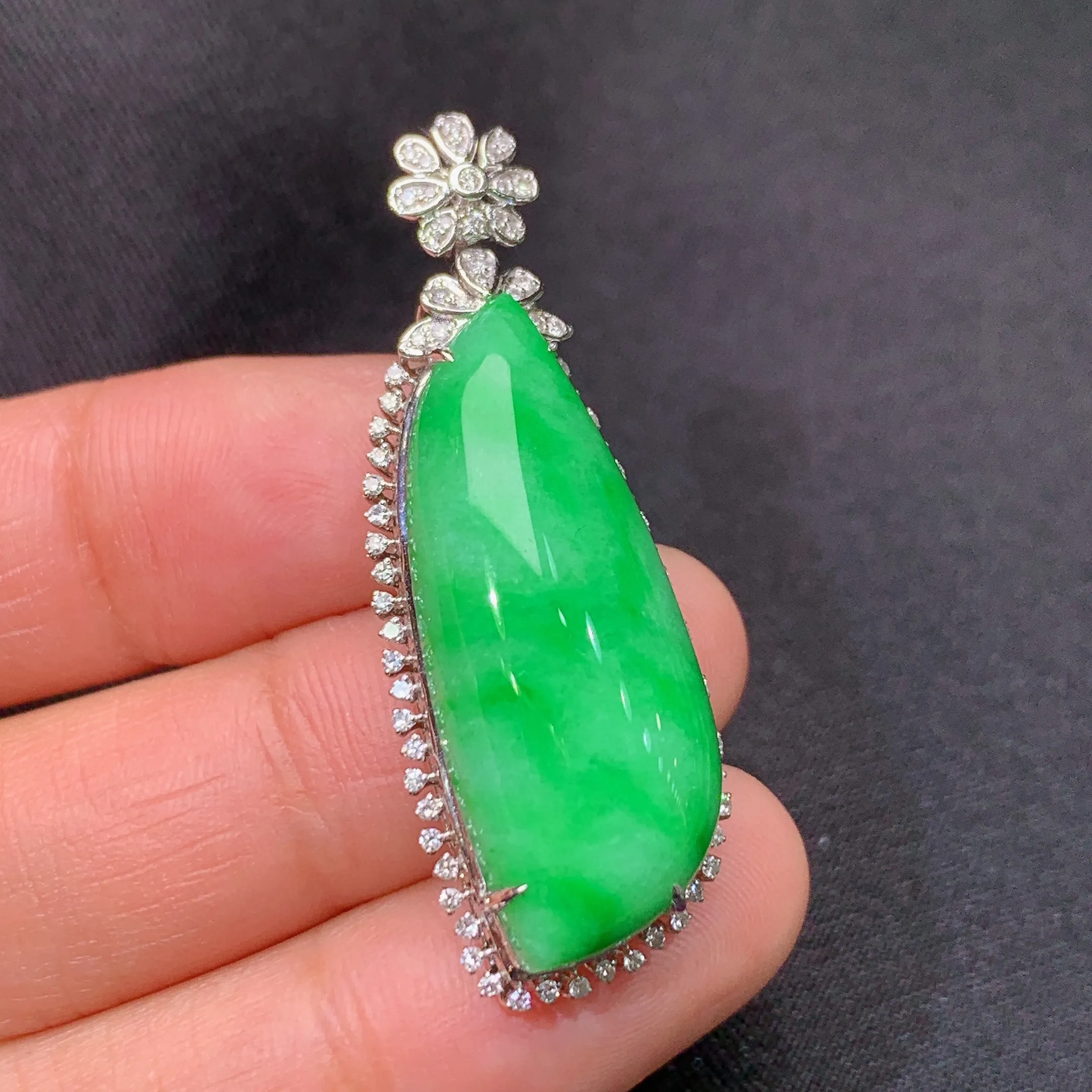 冰阳绿随形吊坠，18k金镶嵌，冰润色阳，玉质细腻，种水足，整体尺寸41.6*14.9*9.7