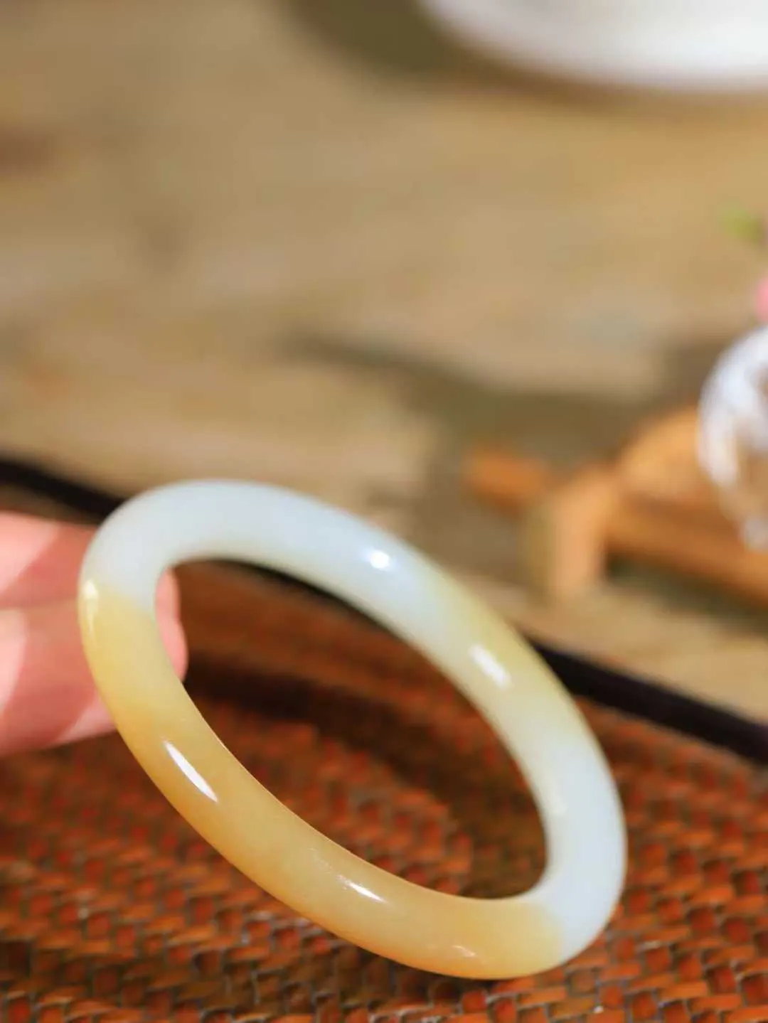 【玉佳人·手镯】

精品和田玉糖白玉圆条手镯 ，玉质细腻油润，做工细致精美，端庄素雅，亭亭玉立，芊芊素手。芊芊素手，怎能忘镯？秀美圆条，更显婀娜。内径53mm 尺寸8.3-8.4mm重31.4克 691101484T