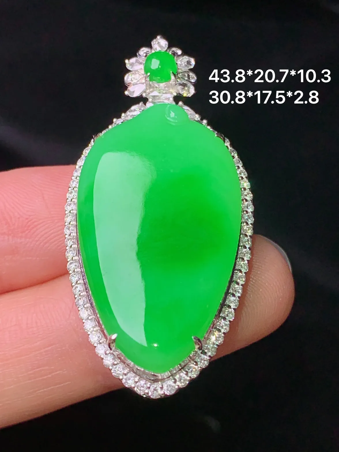 18k金钻镶嵌翠绿福瓜吊坠 玉质细腻 色泽清新艳丽 整体尺寸43.8*20.7*10.3