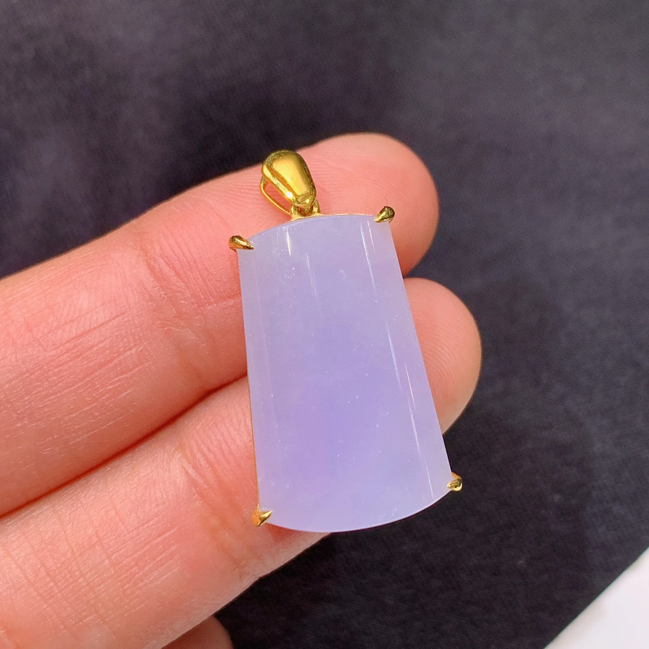 冰紫罗兰无事牌吊坠，18k金镶嵌，温润细腻，颜色鲜艳 整体尺寸26.6*14.7*5.7