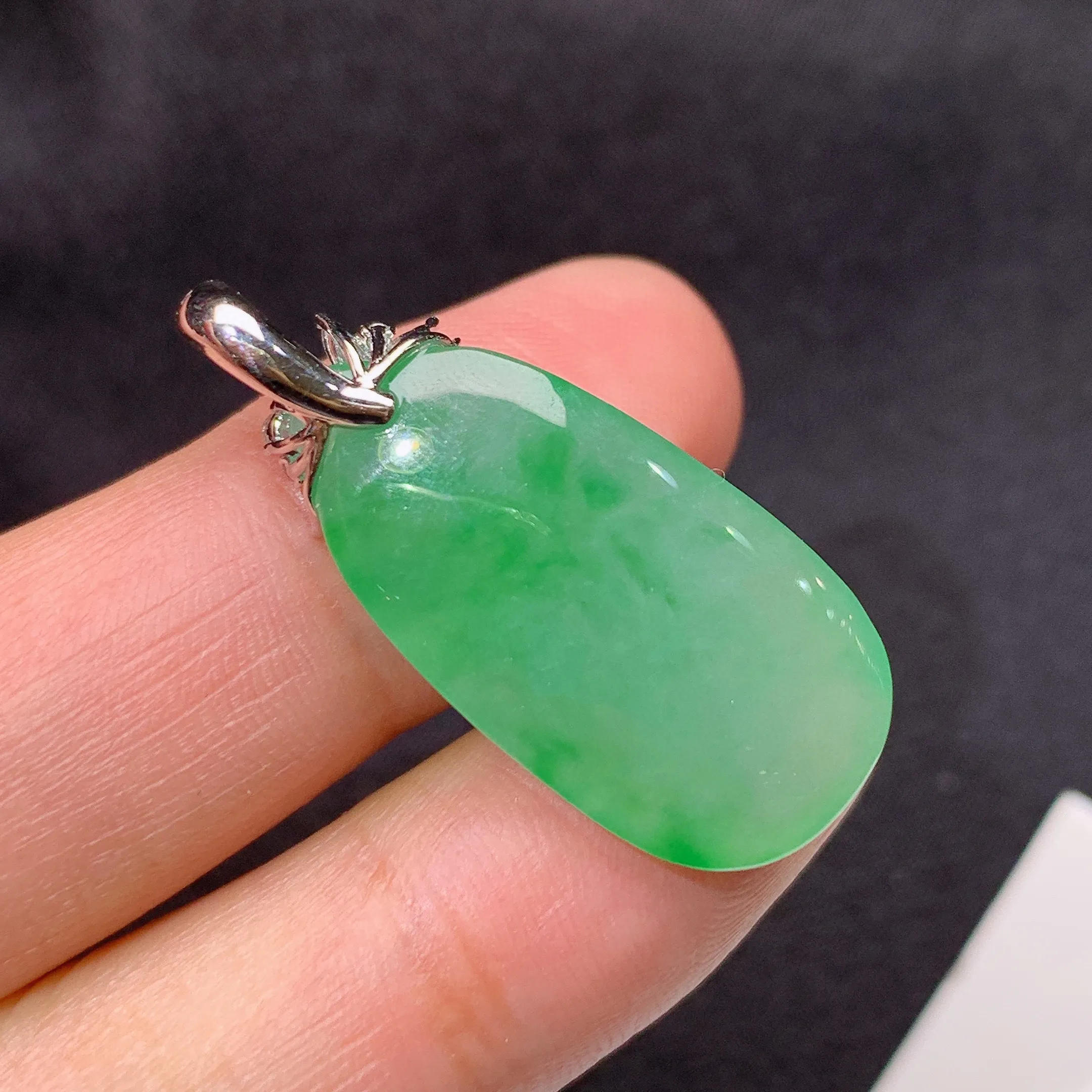 冰飘绿福瓜吊坠，18k金镶嵌，冰润色阳，玉质细腻，种水足，整体尺寸30.7*12.8*6.9