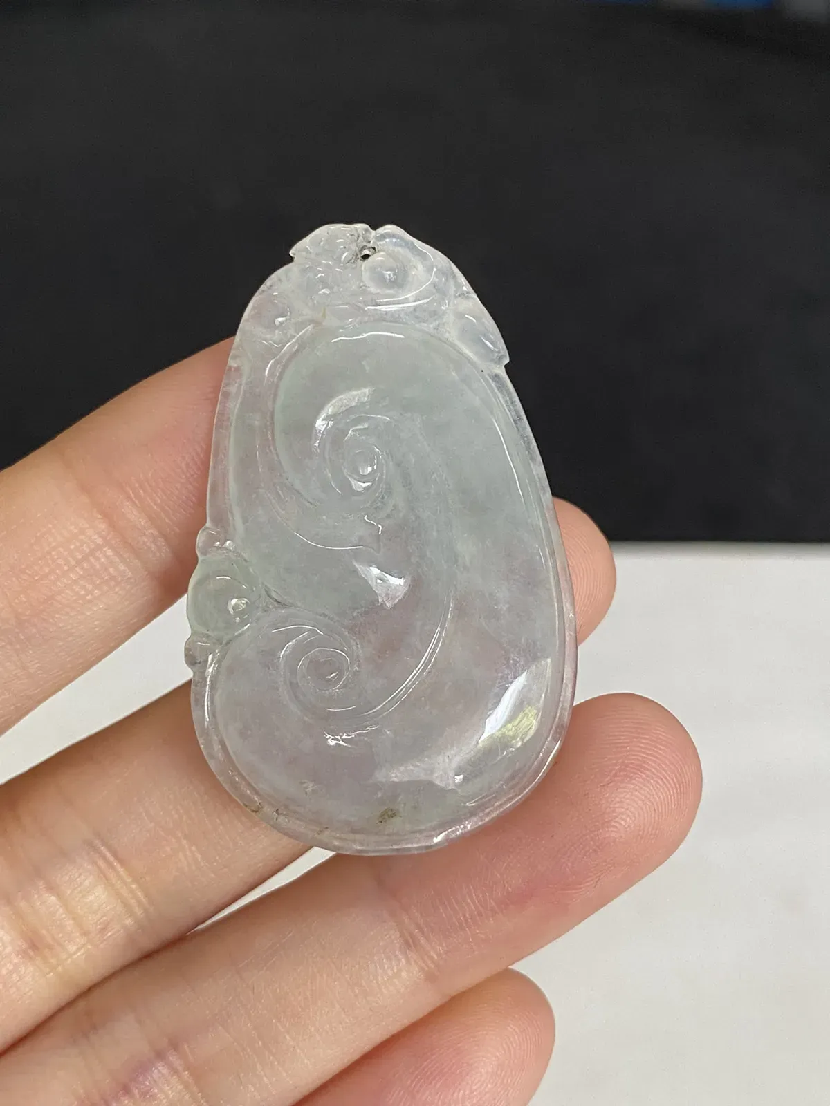 翡翠冰糯种淡绿色如意