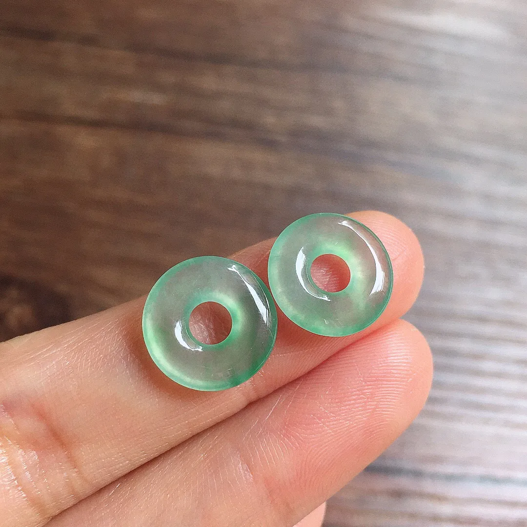 冰晴底甜甜圈一对，镶嵌佳品，冰润细腻，种水足，整体尺寸12.4*2.3