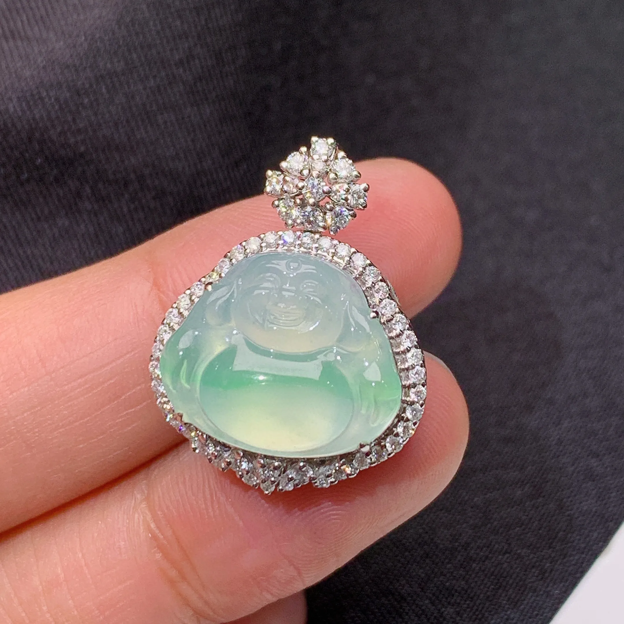 冰飘绿笑佛吊坠，18k金镶嵌，冰润细腻，品相好，种水足，整体尺寸24.3*18.9*9.6