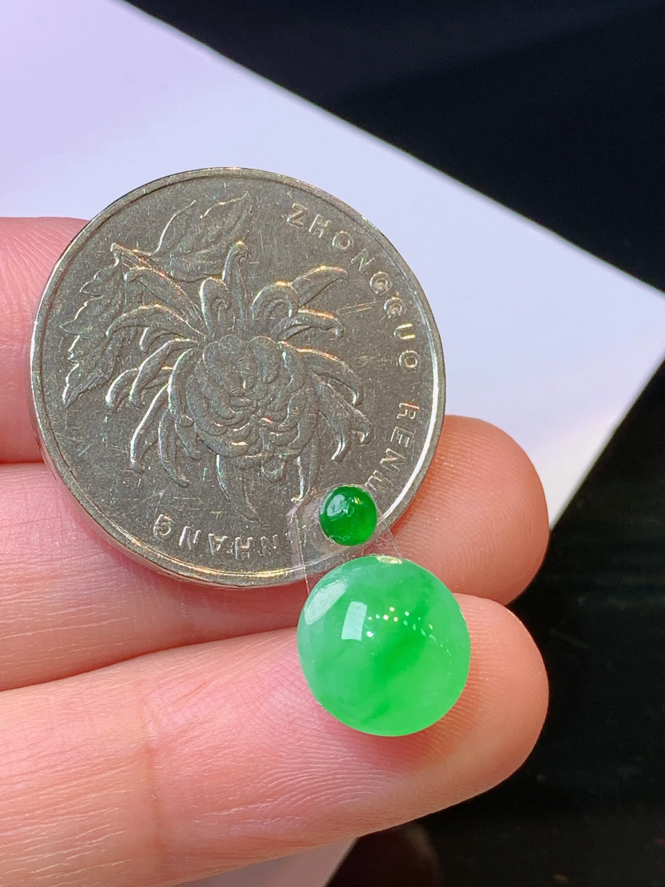 镶嵌款 翠绿蛋面吊坠 玉质细腻 色泽清新艳丽 整体尺寸10*9.5*5