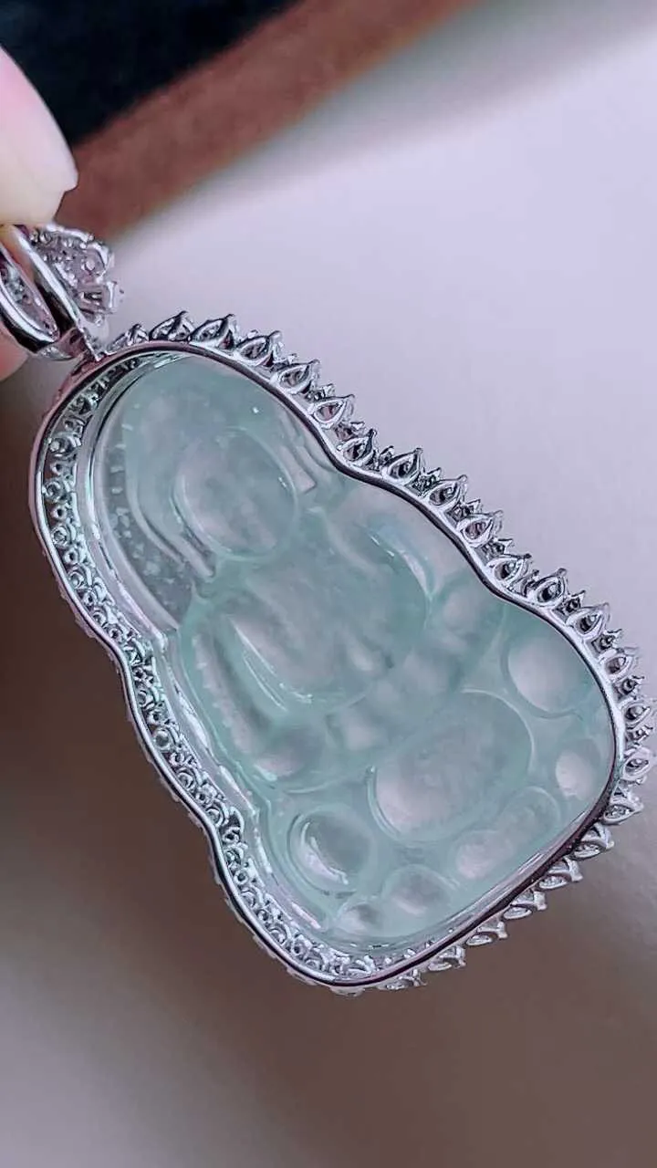 【翡翠名称】18K金豪华镶高冰飘雪花棉观音吊坠
【翡翠尺寸】含金46.5/26.6/10.4mm
【翡翠描述】缅甸天然翡翠A货，种老水足，玉质细腻，色泽靓丽，性价比高，佩戴效果好！