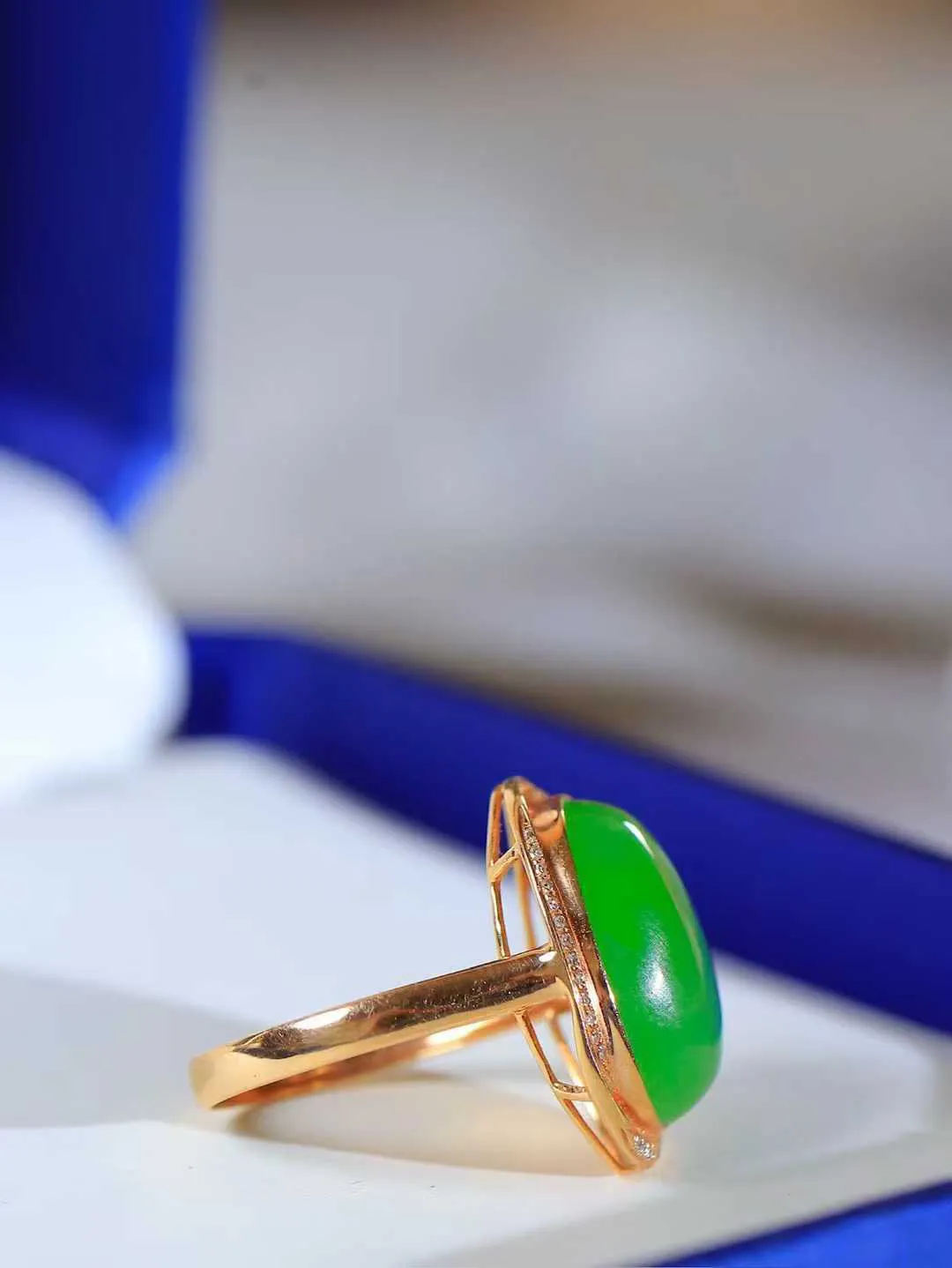 【金镶玉.戒指】

精品和田玉碧玉18k金戒指 玉质细腻温润 油性十足 ，不论时光如何流转变化，这枚戒指始终闪耀着最初的光芒。精工镶嵌18K金 （保真金 可检测贵金属18K金） 重4.5克 尺寸17-16.5-12.8mm 231121436A