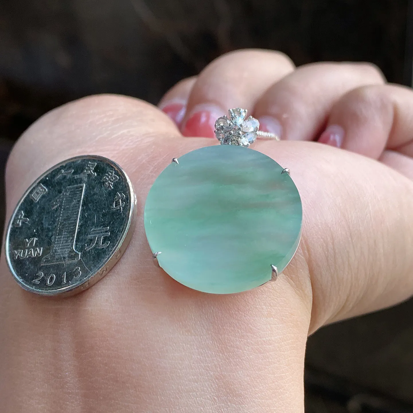 冰晴绿圆牌吊坠 尺寸31.3-23.8-5.7毫米