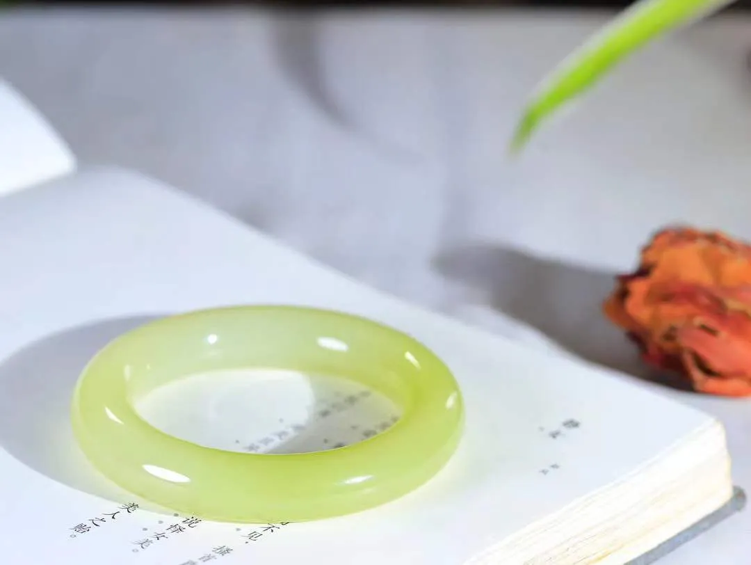 （冬日暖阳.手镯）

精品️和田玉黄口圆条手镯 质地油润，大气雅致，清风明月潺潺，浮浮洗尽铅华