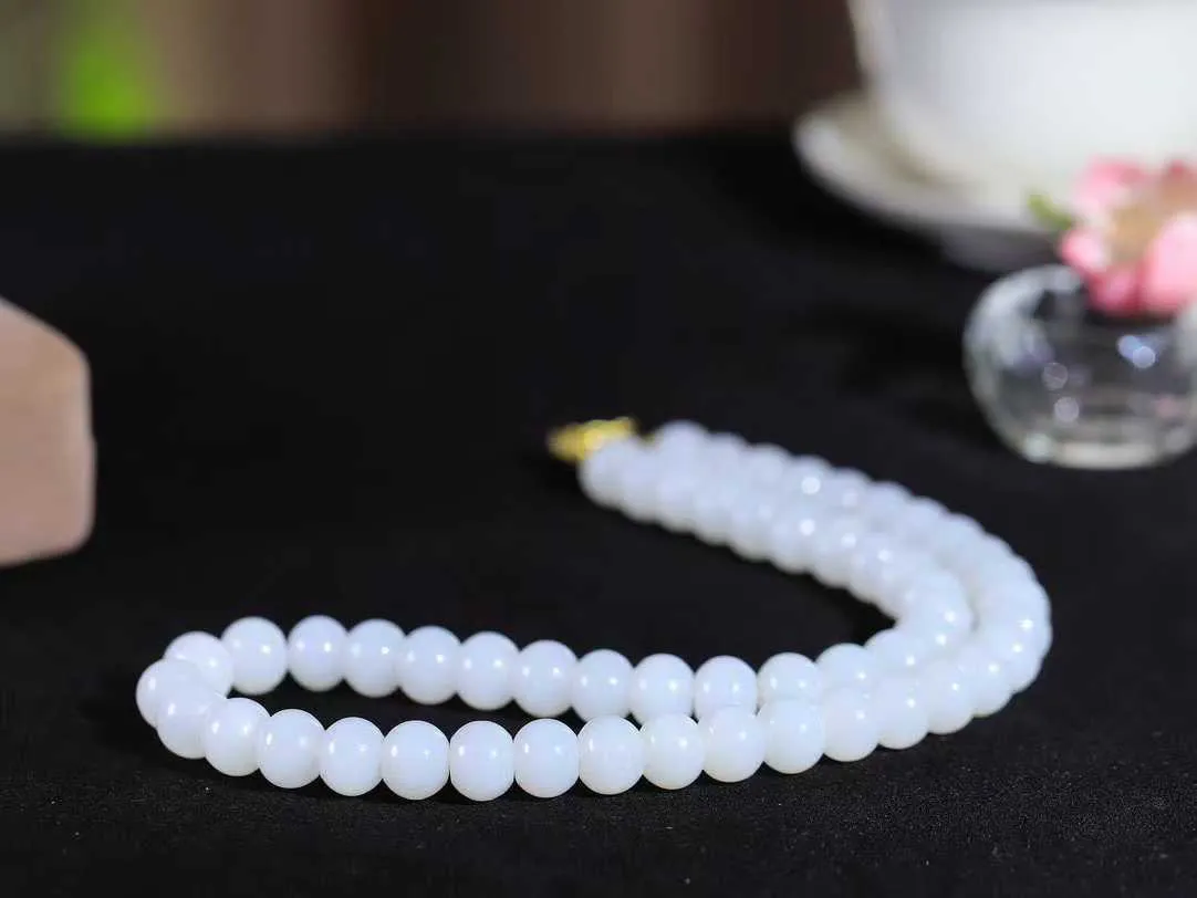 【苹果珠.手串】

精品和田玉白玉苹果珠手串 玉质温润 油性十足 形苹果珠，静于念间，佛韵在心，轻