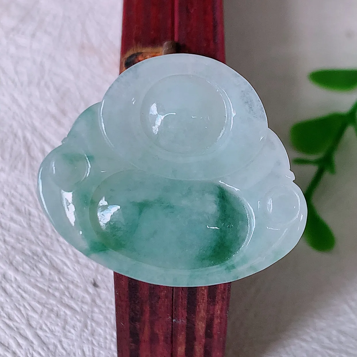 自然光实拍，冰润飘花翡翠佛公吊坠，饱满， 佛公亦保平安，寓意有福（佛公）相伴，配戴优雅迷人！#57.22