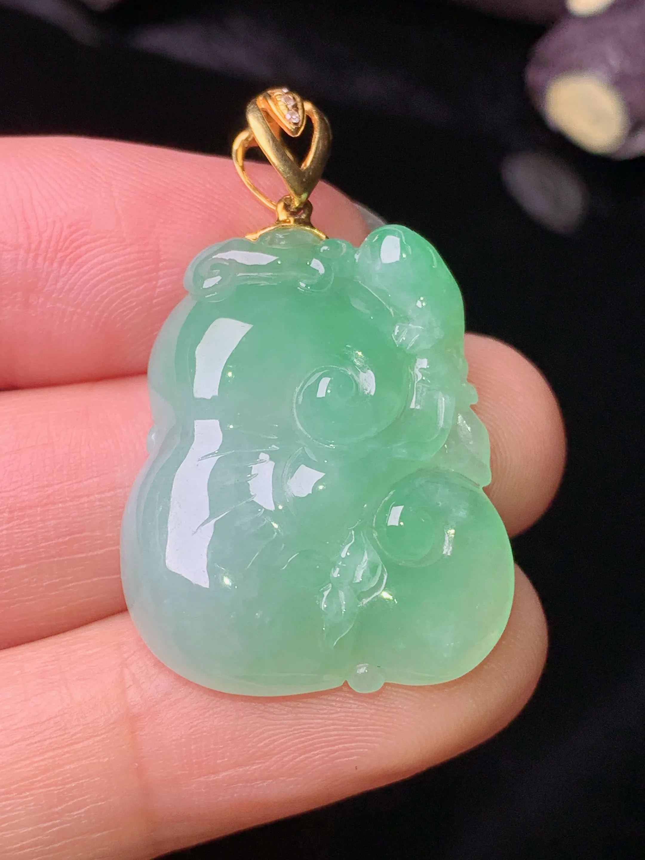 18k金镶嵌浅绿如意吊坠 玉质细腻 色泽清新艳丽 整体尺寸34.8*21.5*6.3