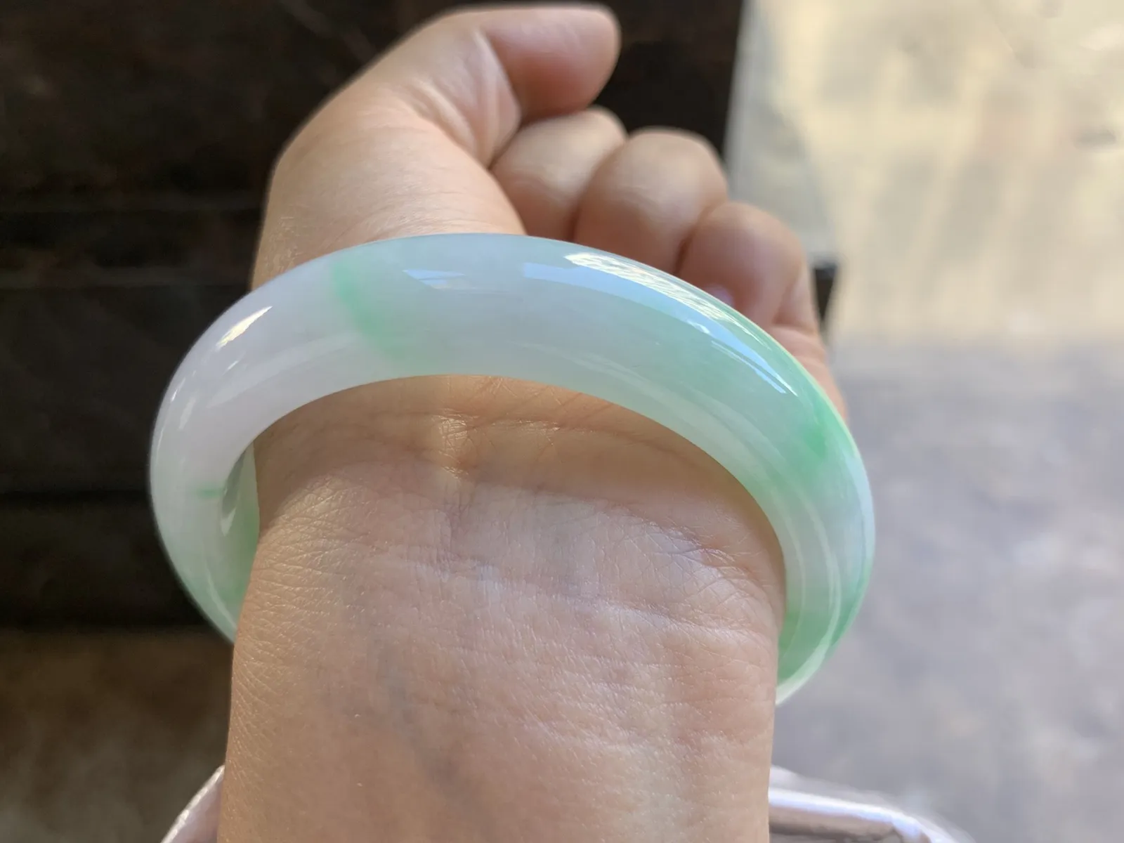 56.5-13.5-8.8mm
带色手镯 底子细腻 颜色漂亮 推荐