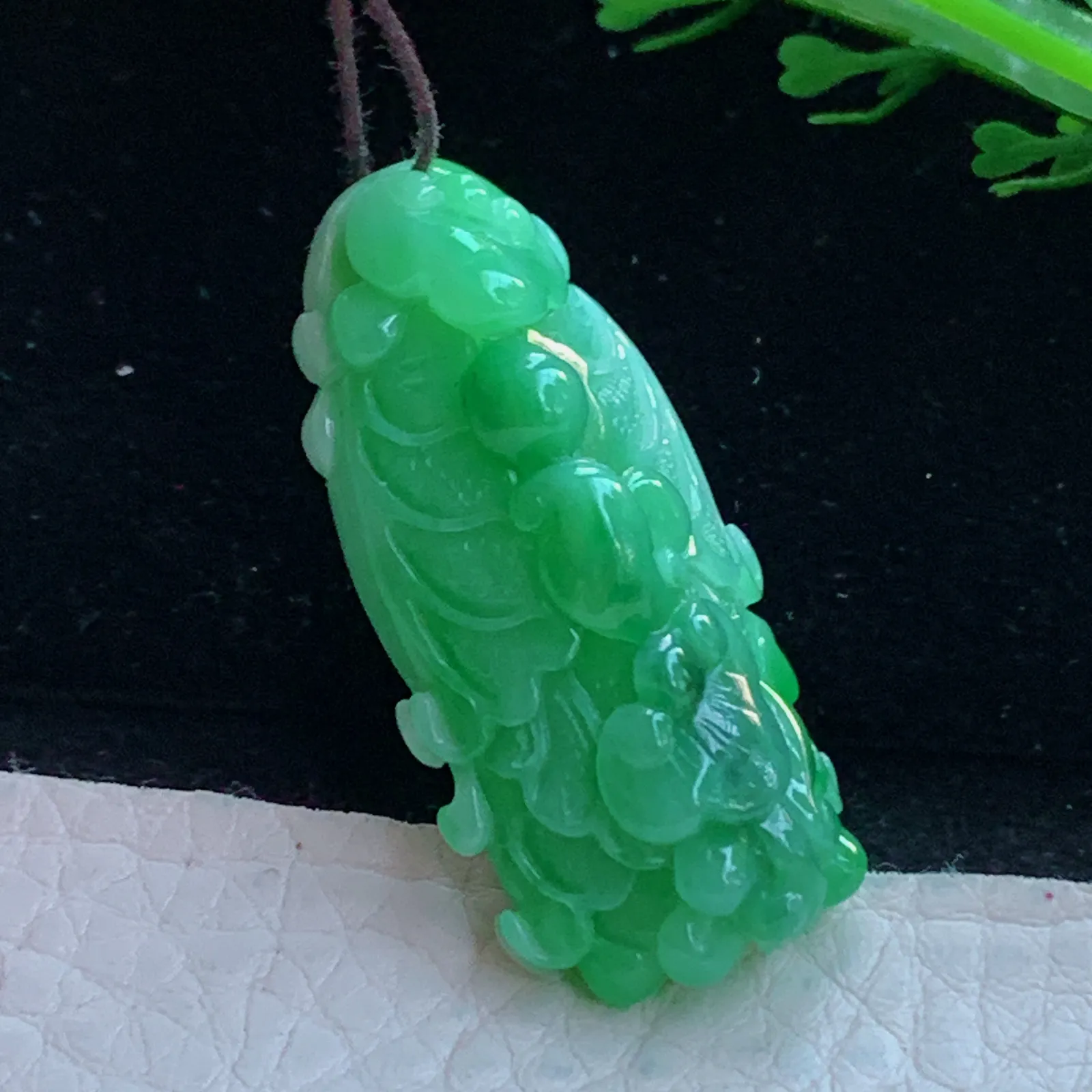 lz自然光36.8*17.5*13.5缅甸翡翠精雕辣绿白菜 百财聚来玉吊坠 玉挂件