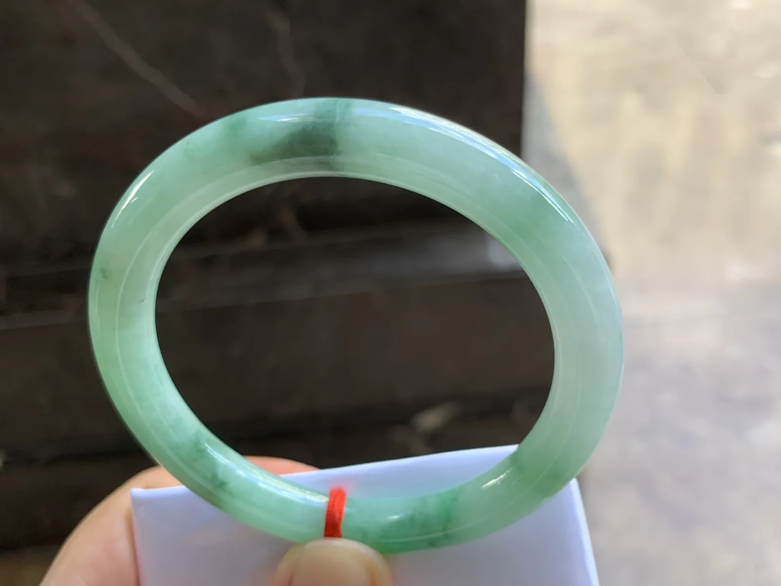 55-8.8mm
带色圆条手镯 肚子细腻 颜色漂亮 推荐