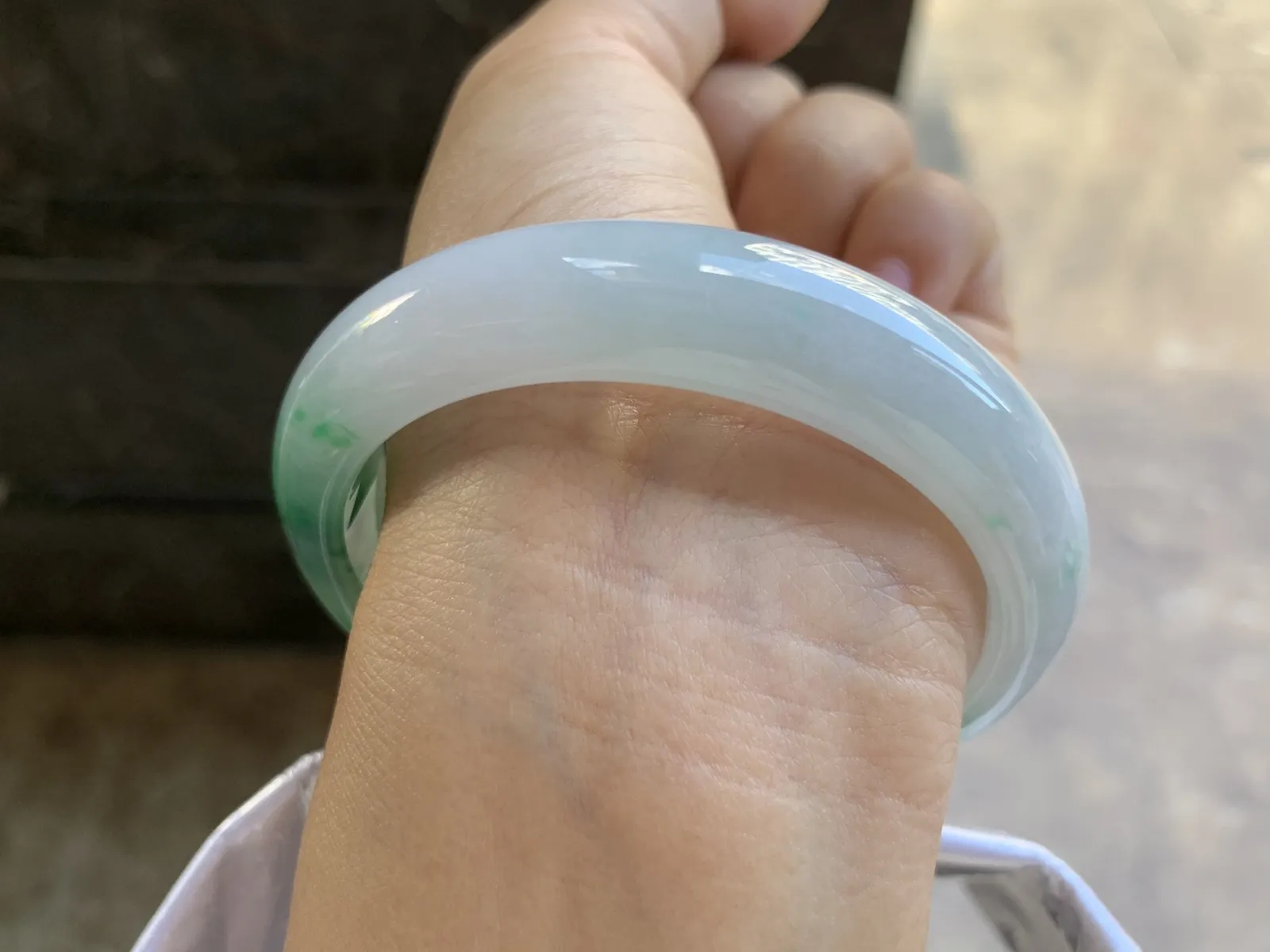 57-13.2-8.3mm
带色手镯 底子细腻 颜色辣绿 上手漂亮 推荐