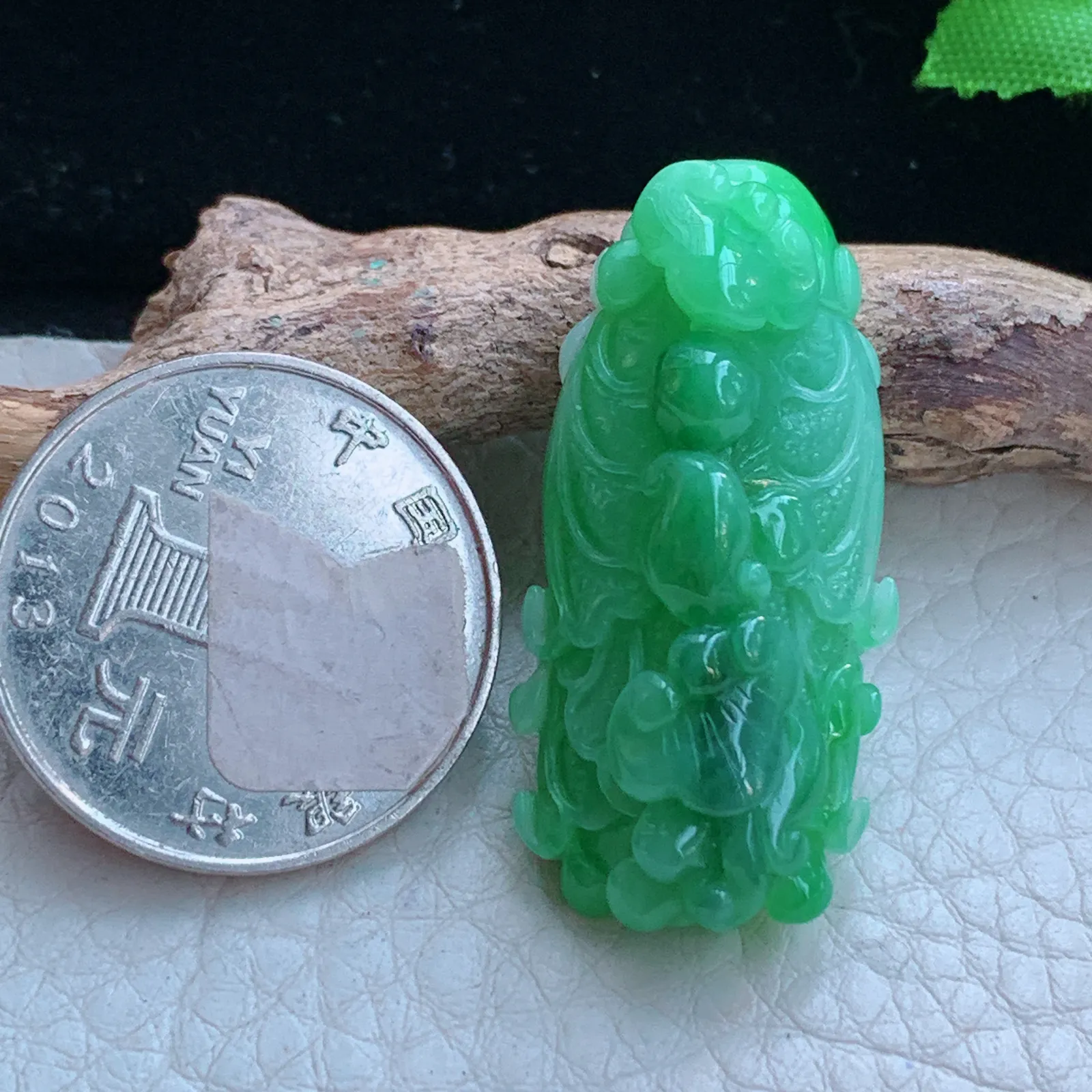 lz自然光36.8*17.5*13.5缅甸翡翠精雕辣绿白菜 百财聚来玉吊坠 玉挂件