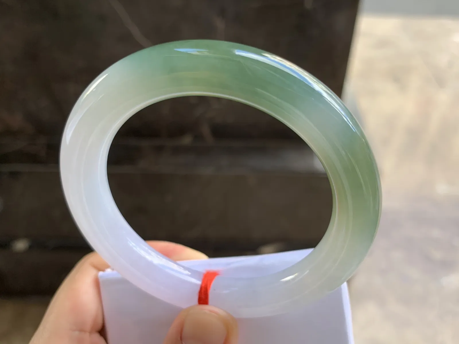 56-10.8mm
双色圆条手镯 底子细腻 颜色独特漂亮