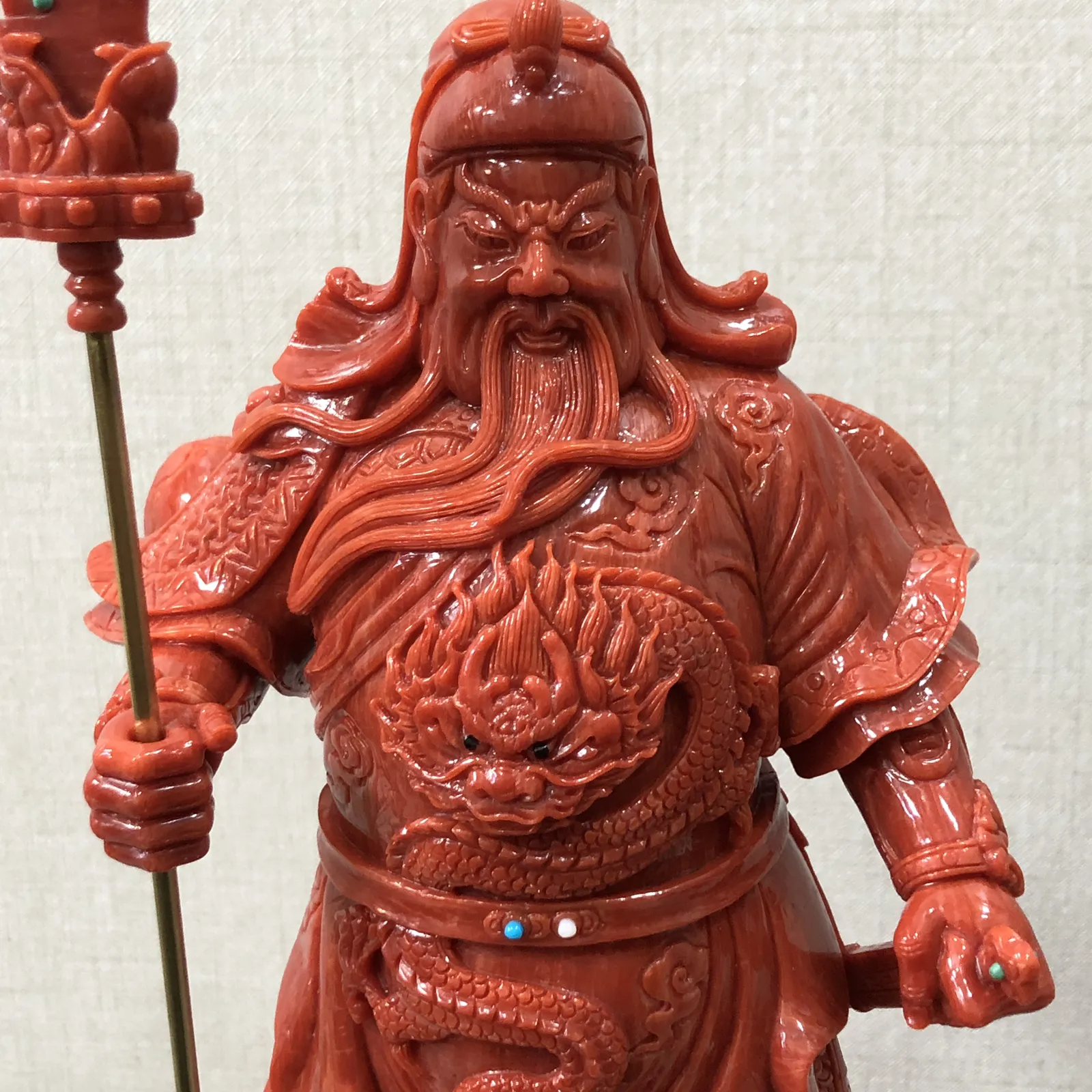 【红珊瑚关公大摆件】精选意大利产地，沙丁材料红珊瑚，台湾拼接工艺，精雕细镂，底部有开孔可藏经文，真正的大师作品，高36.5厘米宽12厘米，厚10厘米，重量2228.8克！收藏供奉价值高，静候有缘人！