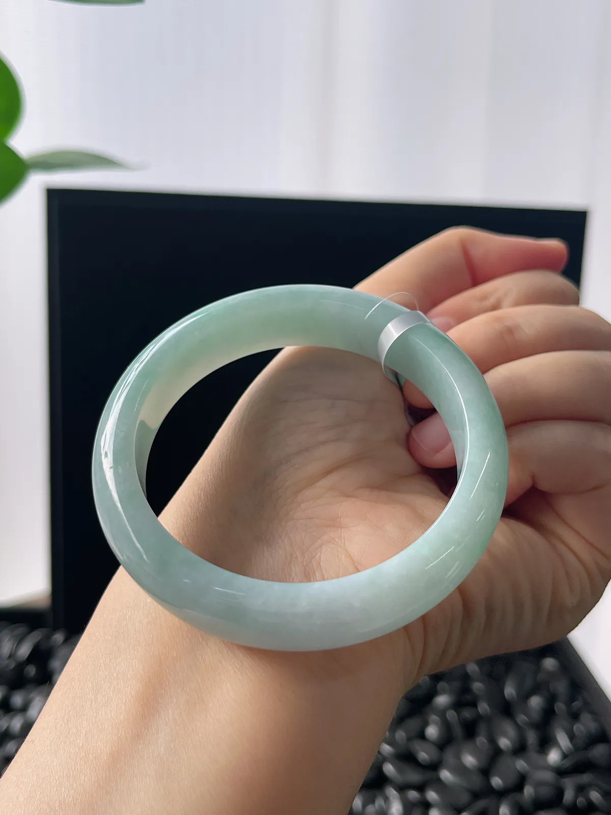 正圈54.6圈口，翡翠糯化种淡绿色手镯