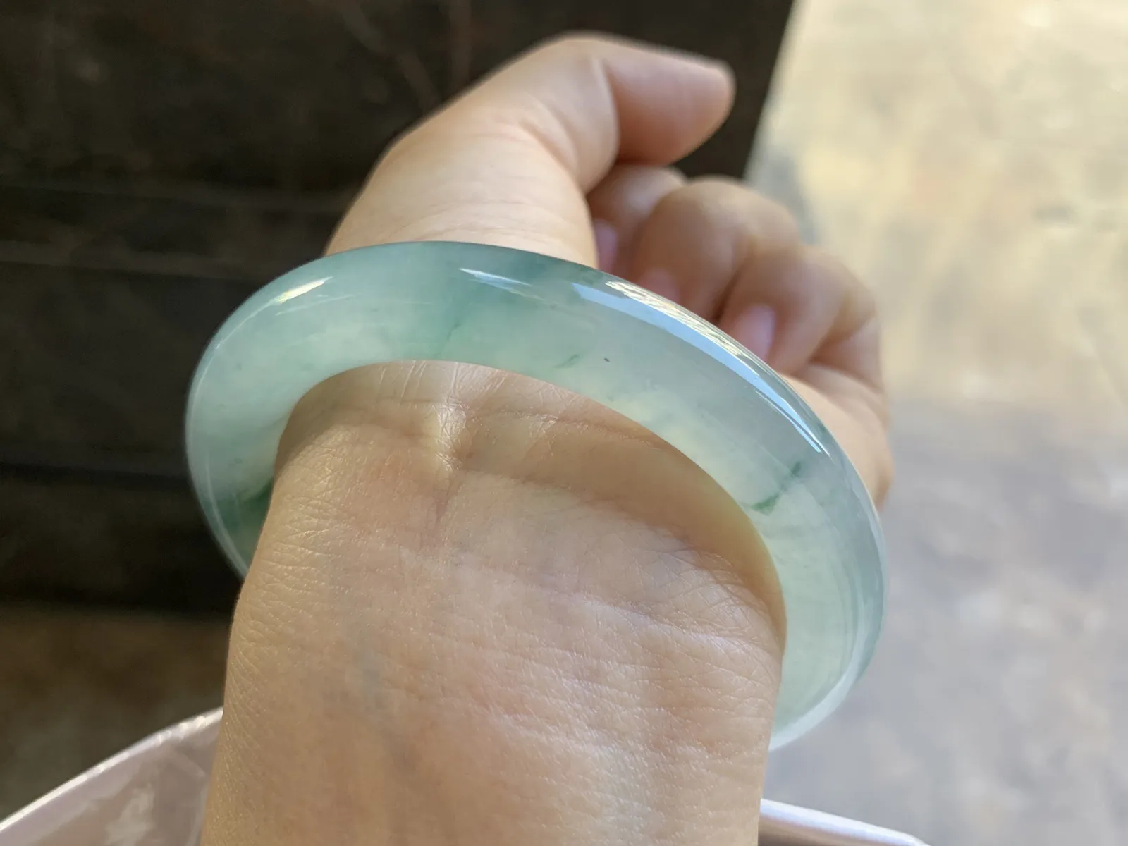 53-9.8mm
冰种飘花圆条手镯 水润光泽 花色漂亮