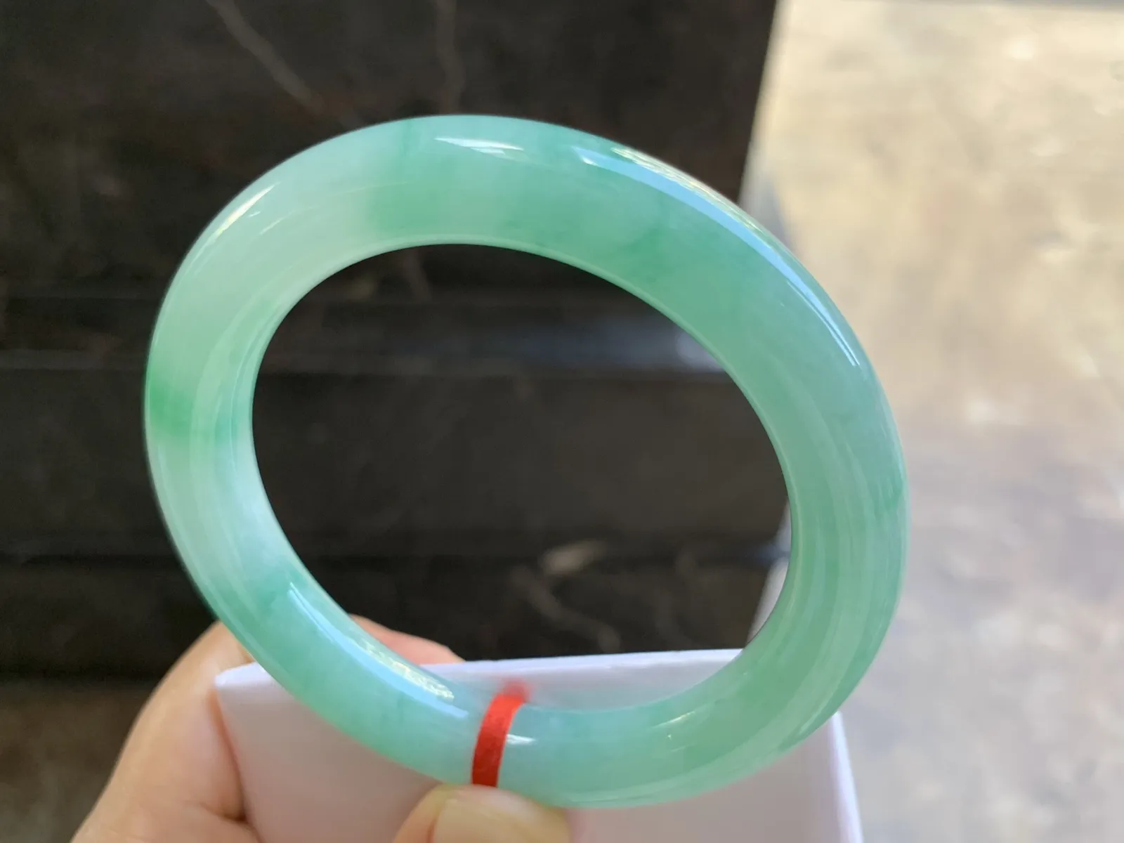 56.5-10.5mm
带色圆条手镯 底子细腻 颜色漂亮  性价比推荐