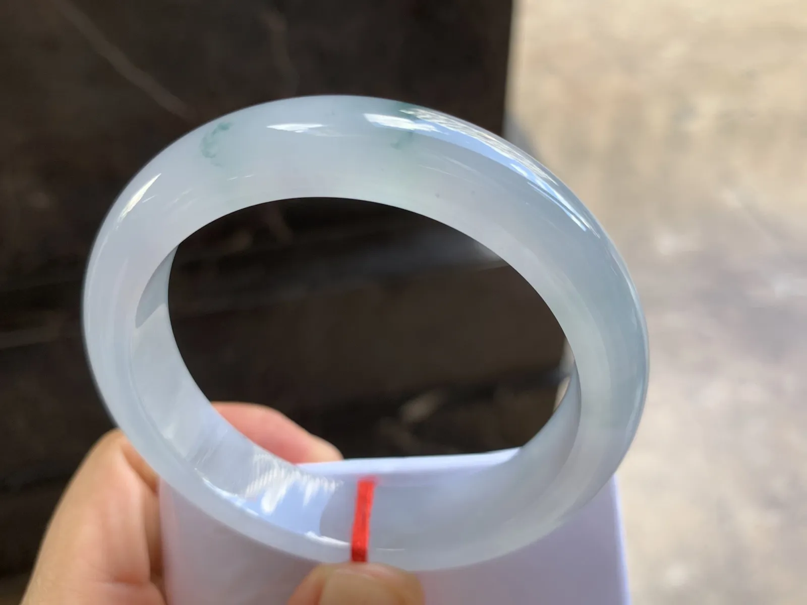 56.5-13-8.5mm
冰种飘花手镯 水润光泽 清爽干净