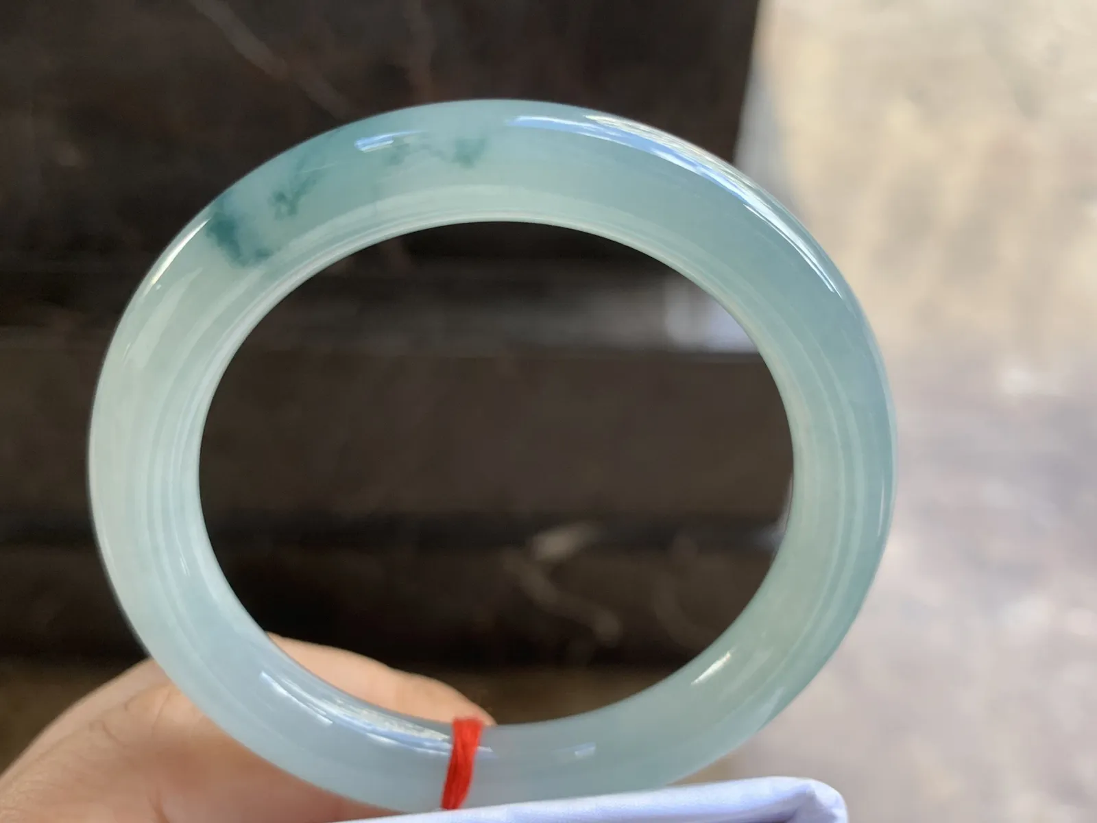 53-9mm
糯冰飘花圆条手镯 种好水润