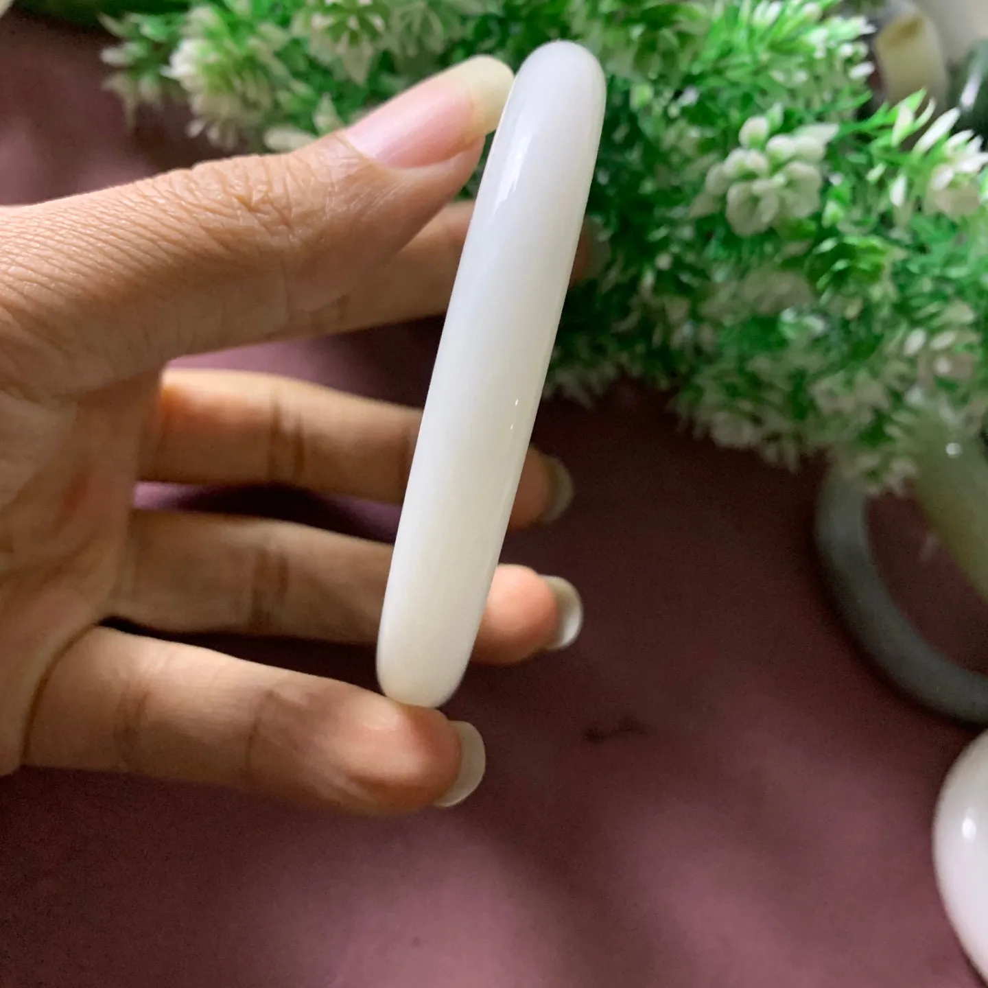 【超低价放楼】63.5圈口和田玉白玉宽条手镯【挽间柔情】，镯型古朴典雅。在诗情画意的雨巷相遇，你是我腕间的一抹风情，有你眸有深情.清风荡漾湖间静水，我愿俯身低眉，在烟波涟漪处寻你