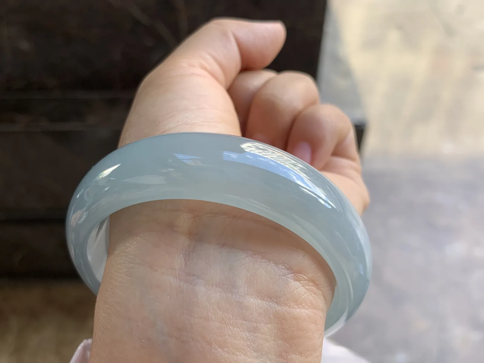 59-17.3-7.7mm
糯冰带底色宽版手镯 种好水润 宽版大气