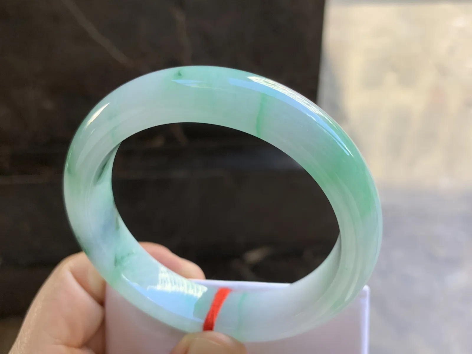 56.5-13.5-8.8mm
带色手镯 底子细腻 颜色漂亮 推荐