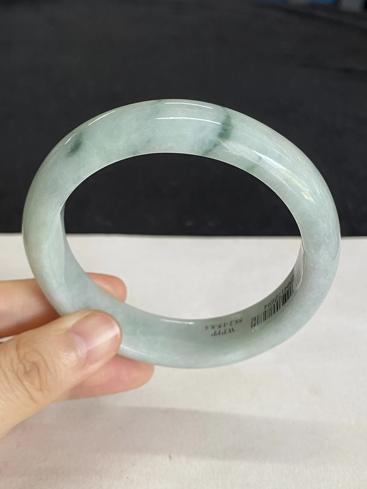 正圈58.2圈口，翡翠糯化种淡绿色手镯