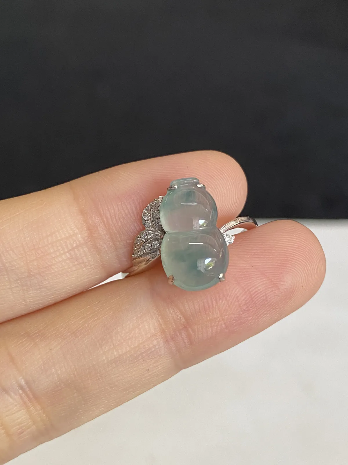 翡翠女戒，伴钻石