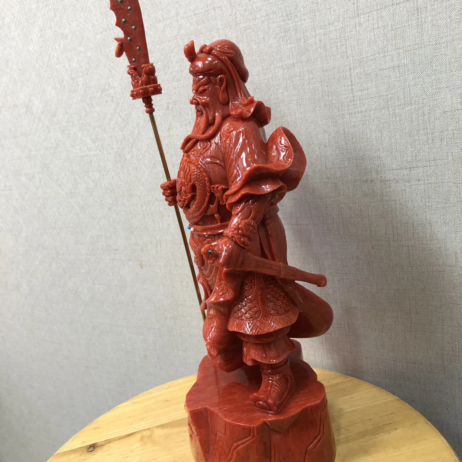 【红珊瑚关公大摆件】精选意大利产地，沙丁材料红珊瑚，台湾拼接工艺，精雕细镂，底部有开孔可藏经文，真正的大师作品，高36.5厘米宽12厘米，厚10厘米，重量2228.8克！收藏供奉价值高，静候有缘人！