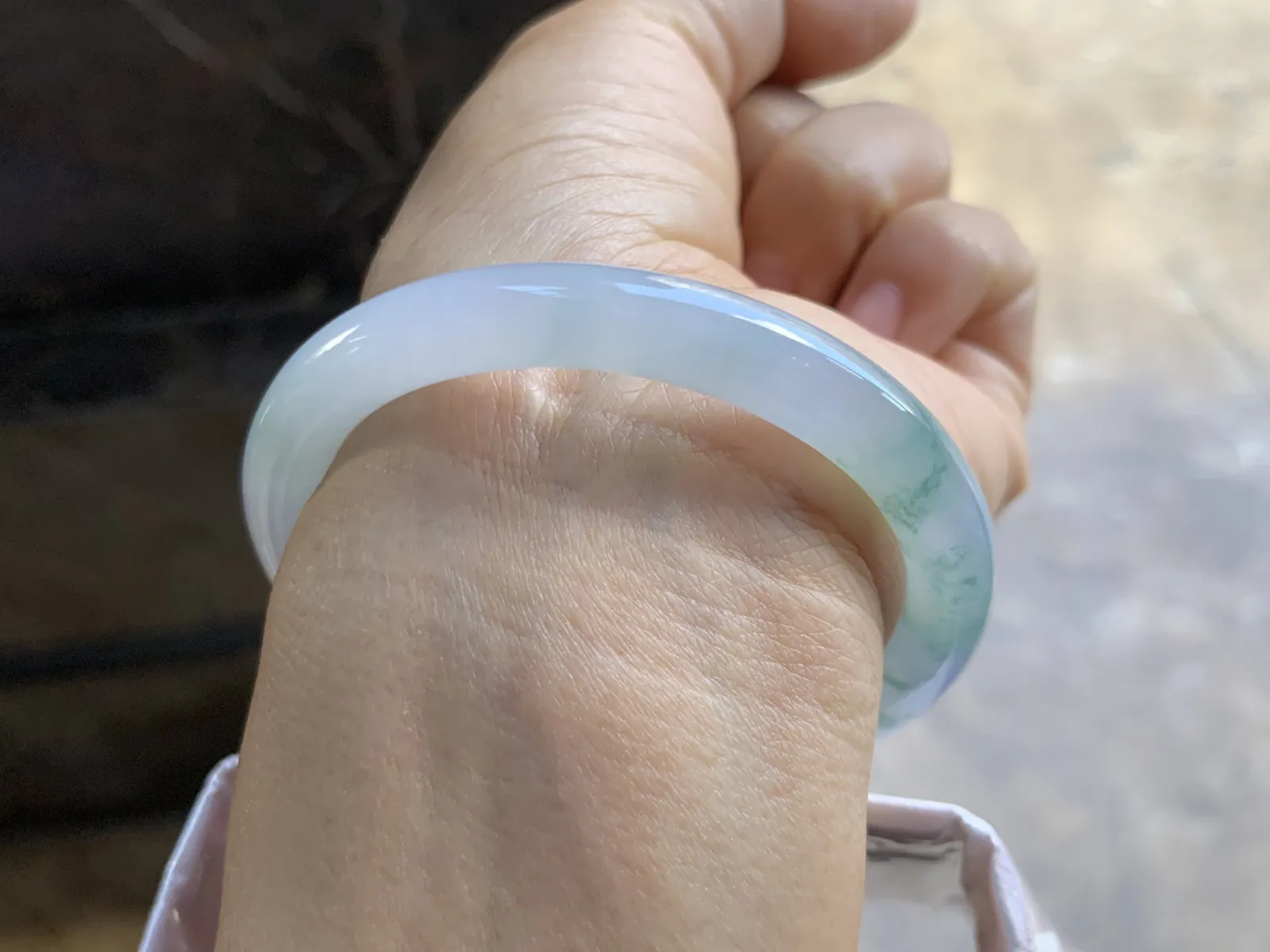 52-7.6mm
冰种飘花圆条手镯 冰透莹润 花色漂亮