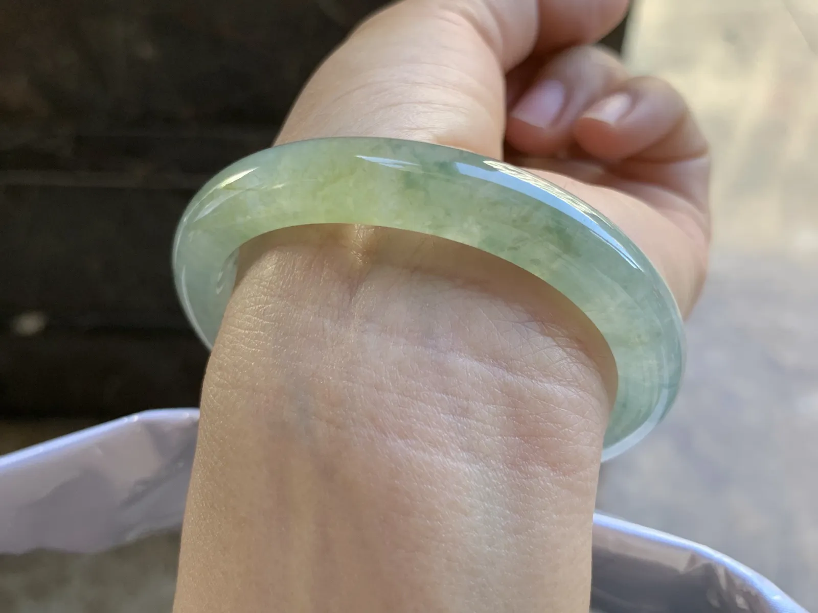 55.5-9.7-7.7mm
冰种黄翡飘花贵妃手镯 水润光泽 颜色漂亮 正圈52/53可带