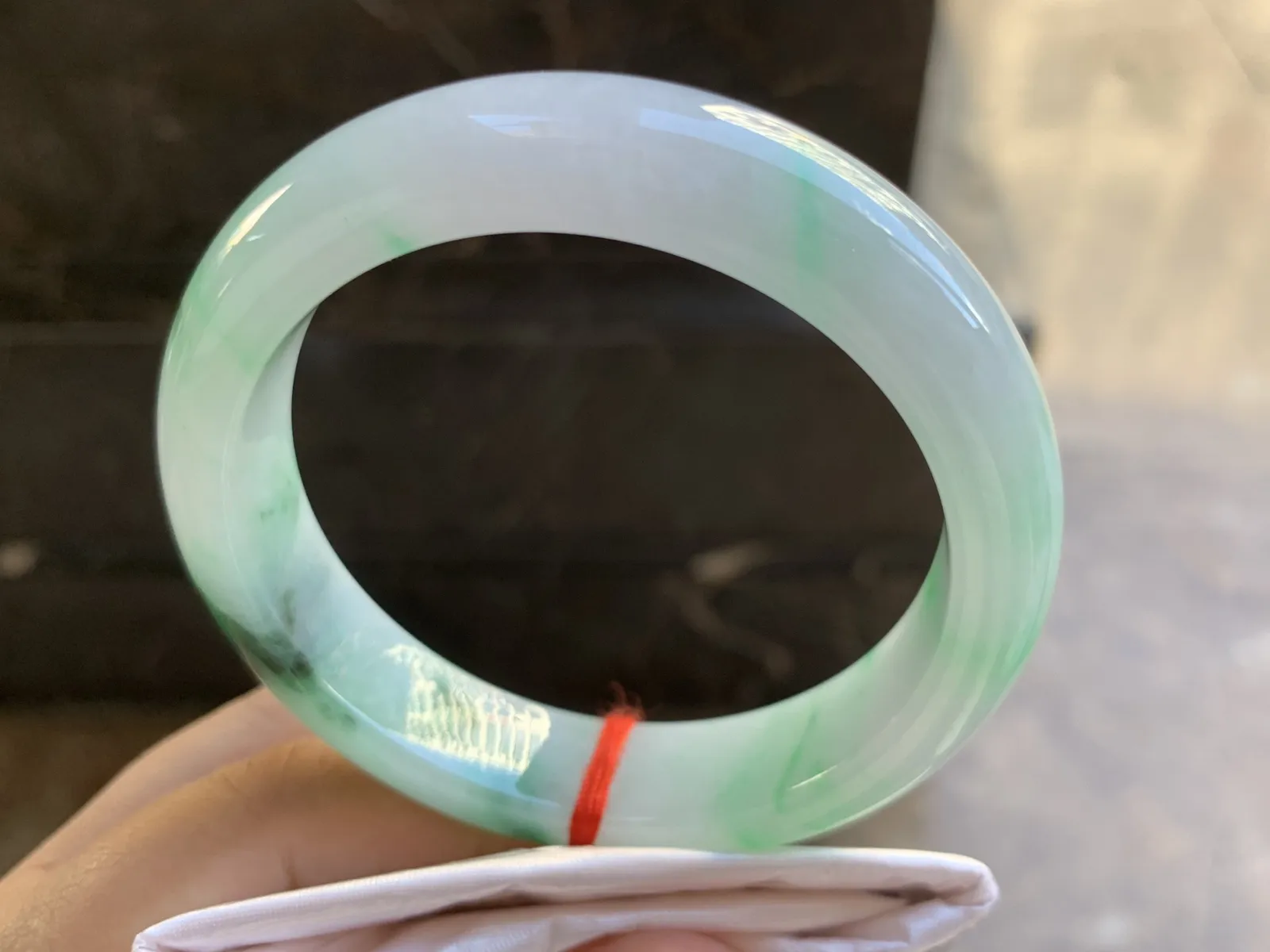 56.5-13.5-8.8mm
带色手镯 底子细腻 颜色漂亮 推荐