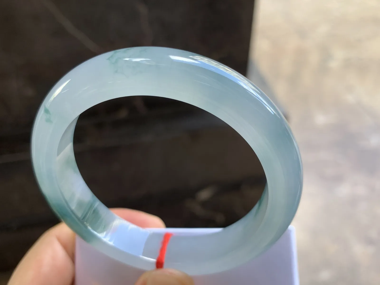 56-12-8.8mm
冰种飘花手镯 水润光泽 花色漂亮