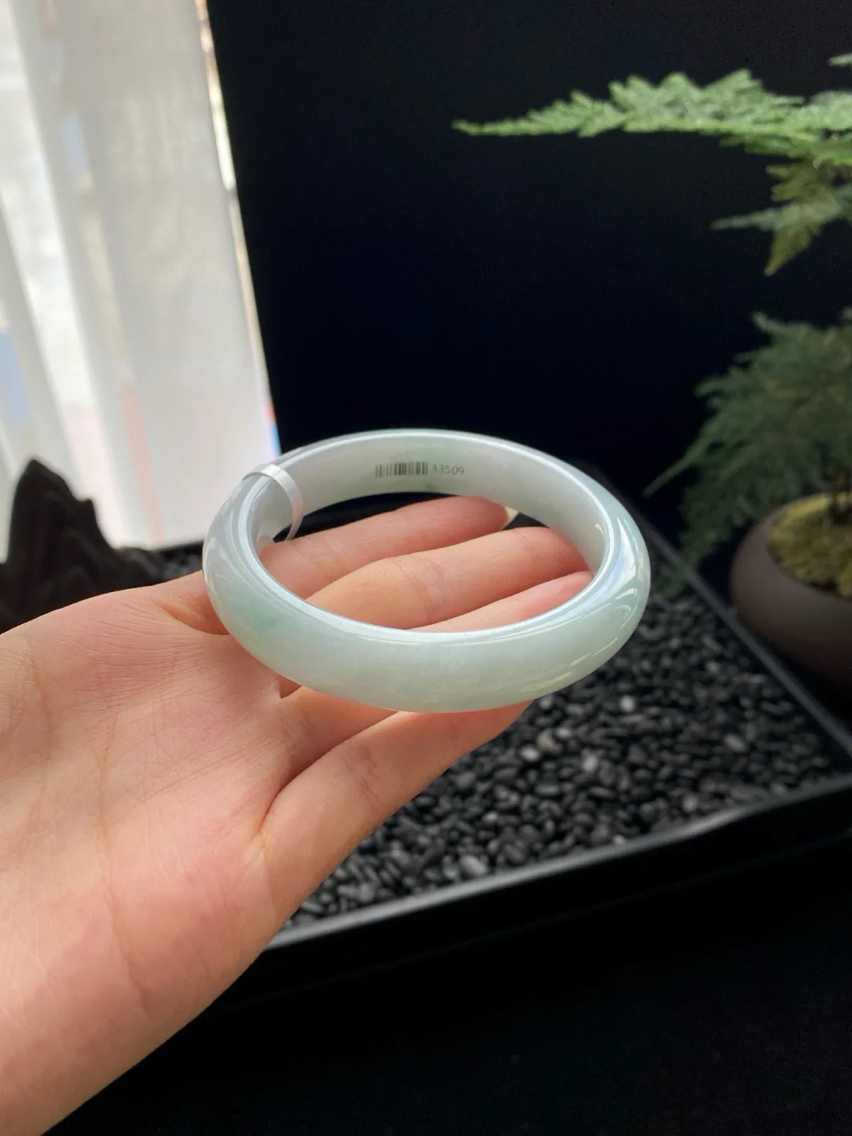 【淡底色】
尺寸：56.8*12*8
色泽温润如晴空，淡雅清新，透着宁静祥和的气息，优雅大方