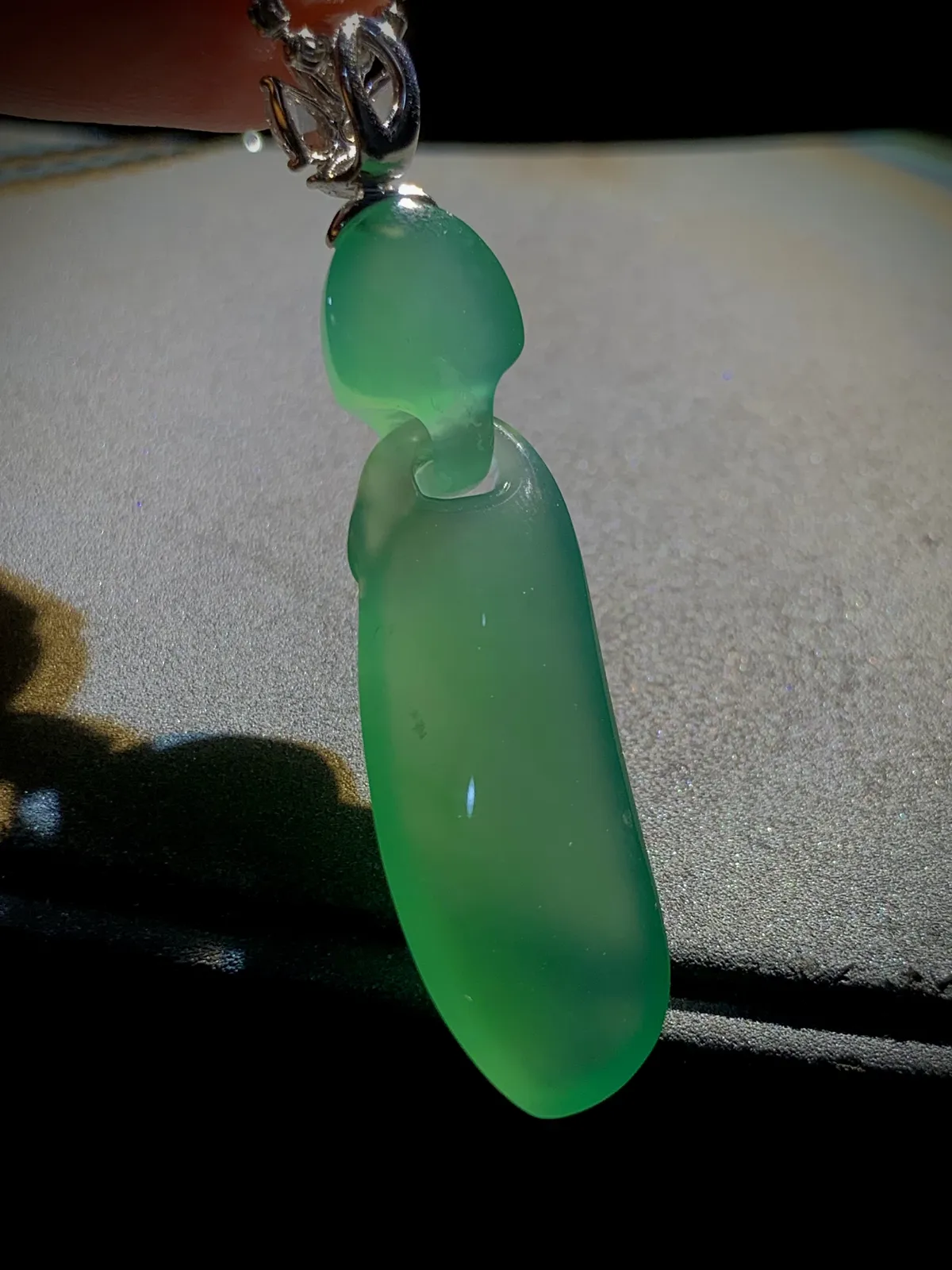 特色精品翡翠福瓜，裸石42.5-12-6.8mm，
18K金，南非钻，6.3g，