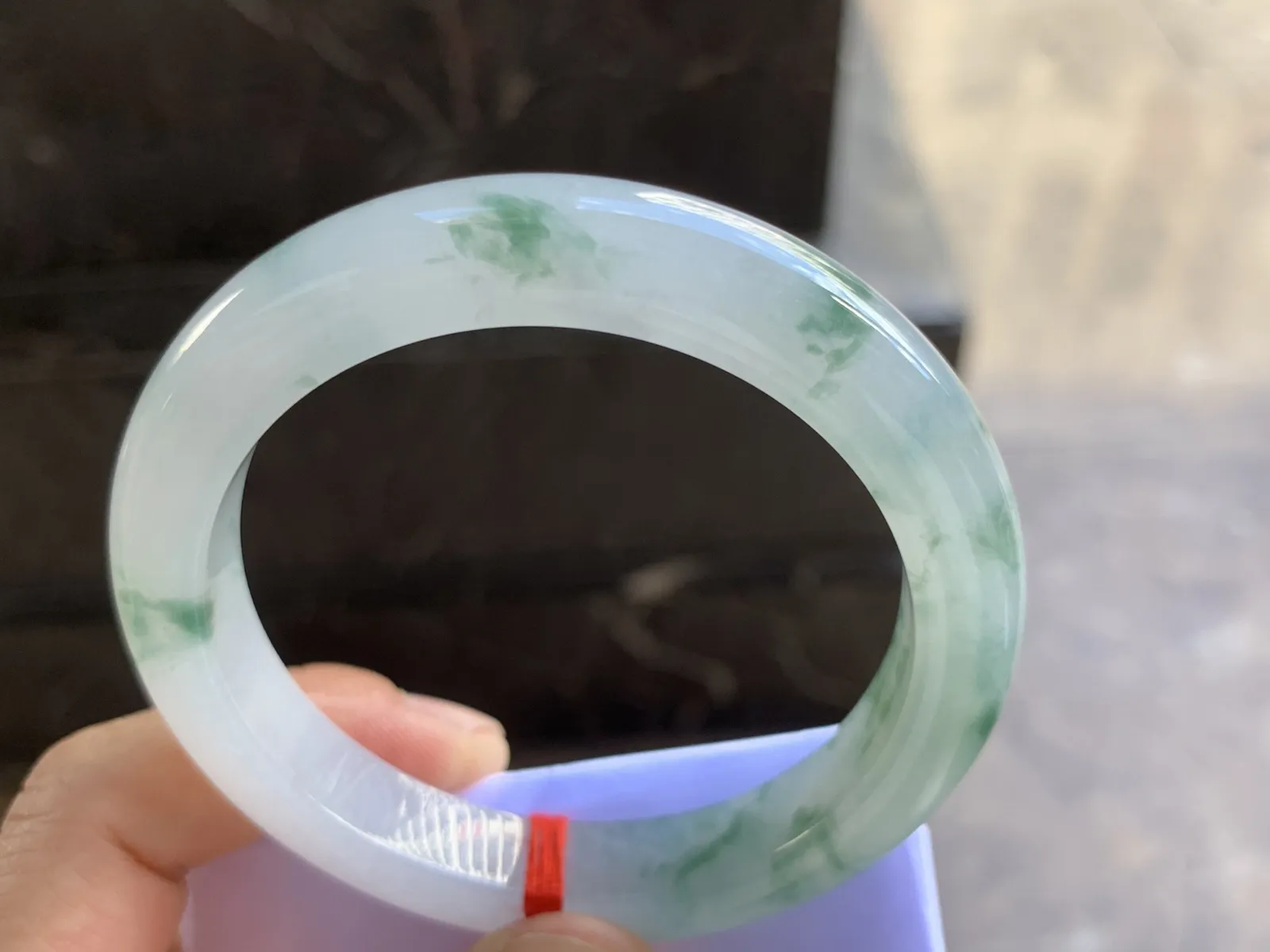 55.5-10.4-9mm
冰种飘花手镯 水润光泽 花色灵动清爽