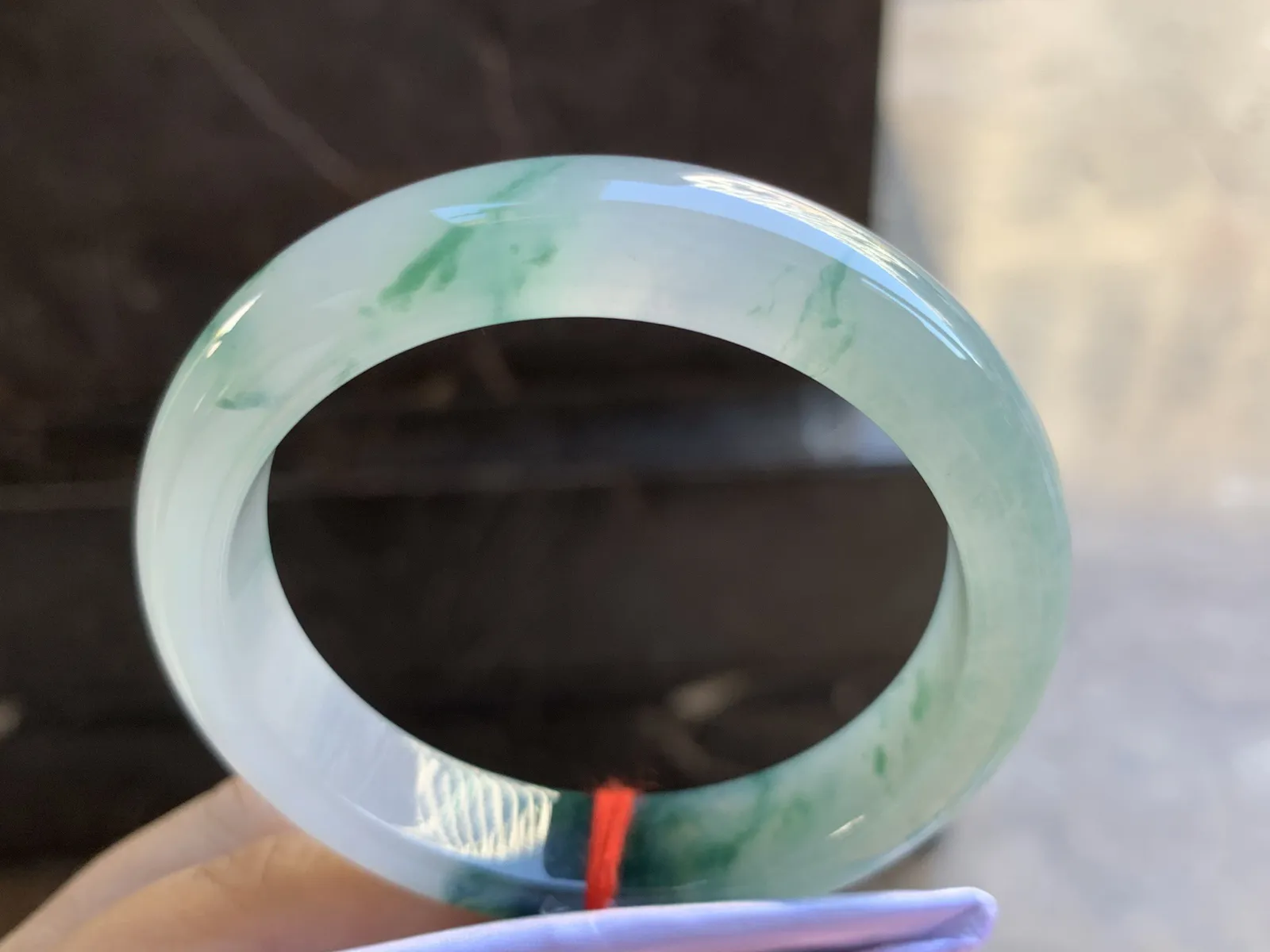 54-12.4-8mm
冰种飘花手镯 水润光泽 花色漂亮