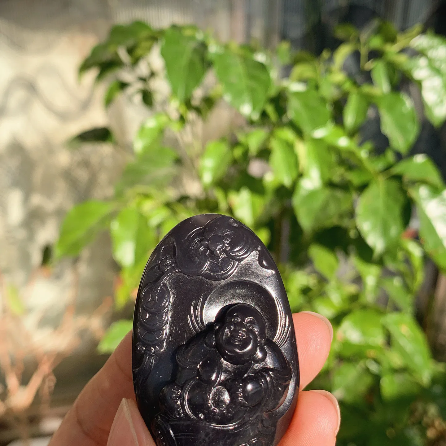 和田玉紫罗兰佛引福来牌子挂件。尺寸50/33/16重36.8克。玉质细腻油润。手推出油。品相大气。lt251120