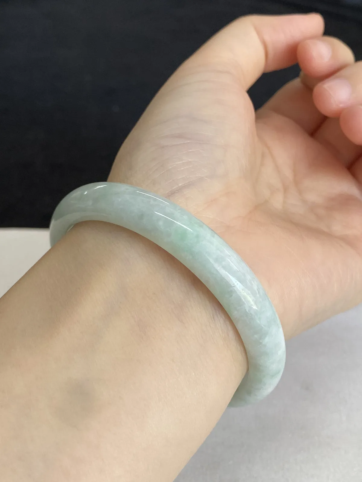 正圈56.5圈口，翡翠豆种飘绿手镯