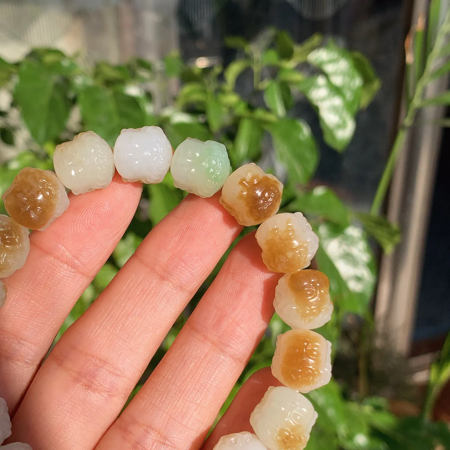 新疆且末糖大日如来头手串。单颗尺寸12重42.5克。玉质细腻油润。手推出油。品相大气。lt251120