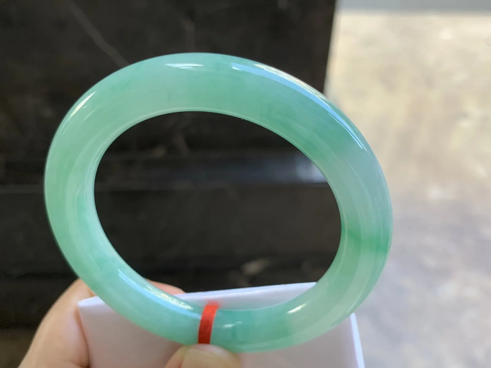 56.5-10.5mm
带色圆条手镯 底子细腻 颜色漂亮  性价比推荐