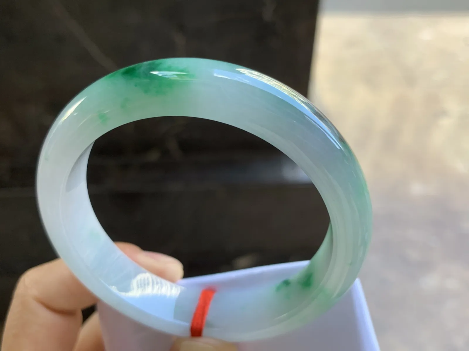 57-13.2-8.3mm
带色手镯 底子细腻 颜色辣绿 上手漂亮 推荐